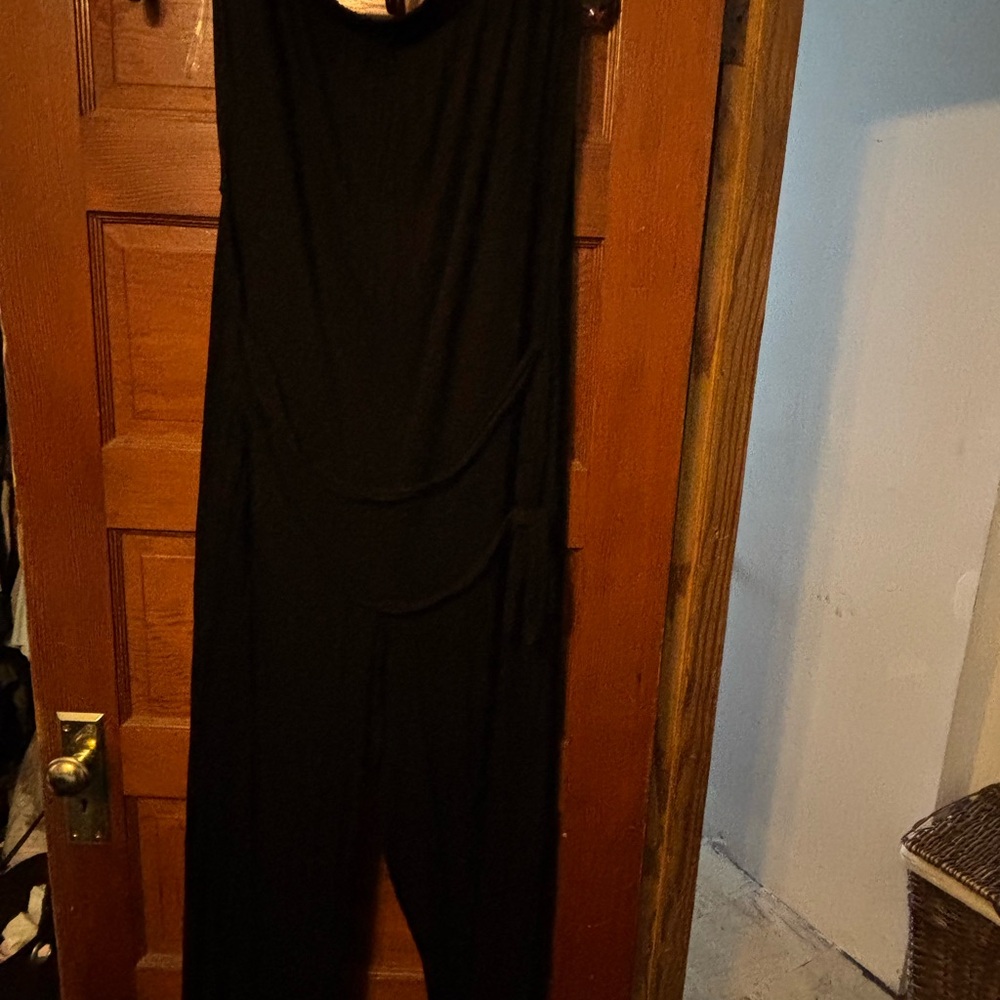 Chic Soul Black Jumpsuit with Elegant Slit and Sleeveless Design